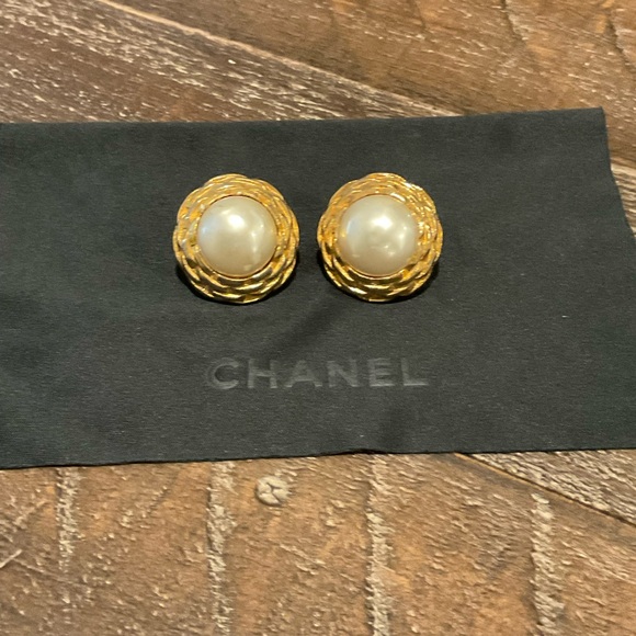 Chanel clip on earrings. 100% Authentic - Picture 1 of 5
